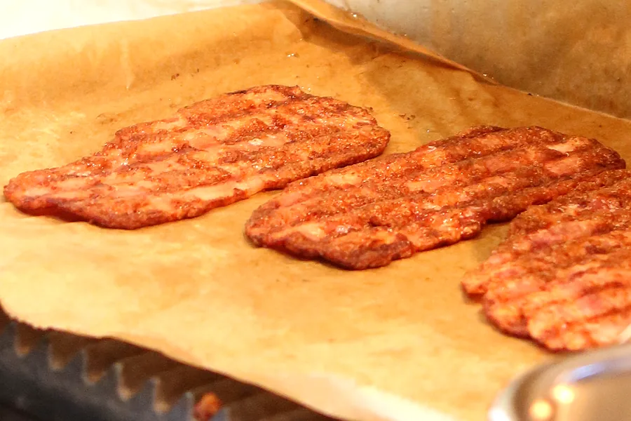 Grillede kyllingefileter på bagepapir