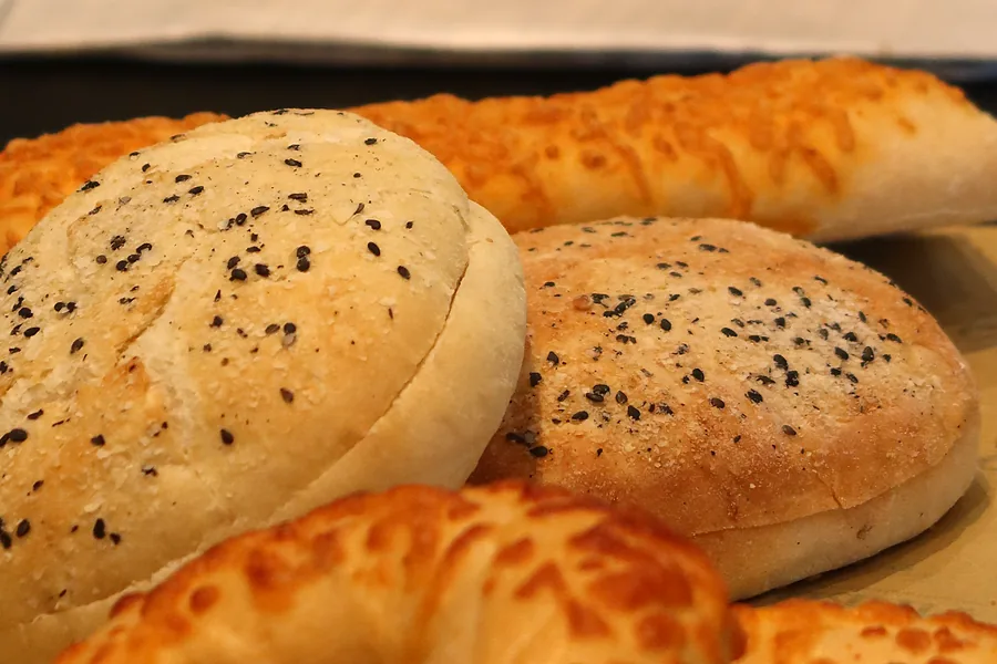 Nybagt brød og fladbrød